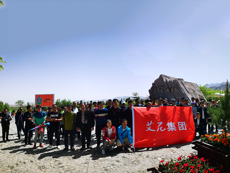 员工爬山比赛.jpg